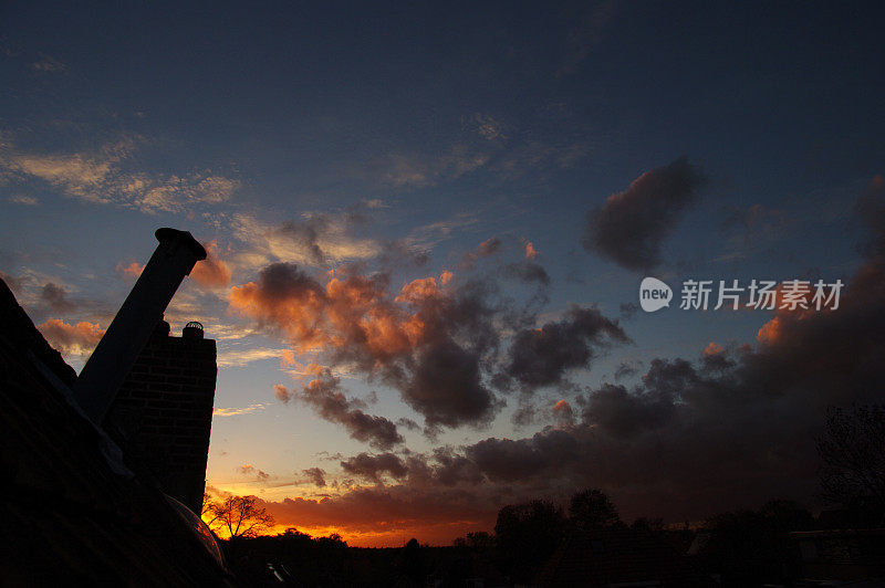 屋顶上的夕阳