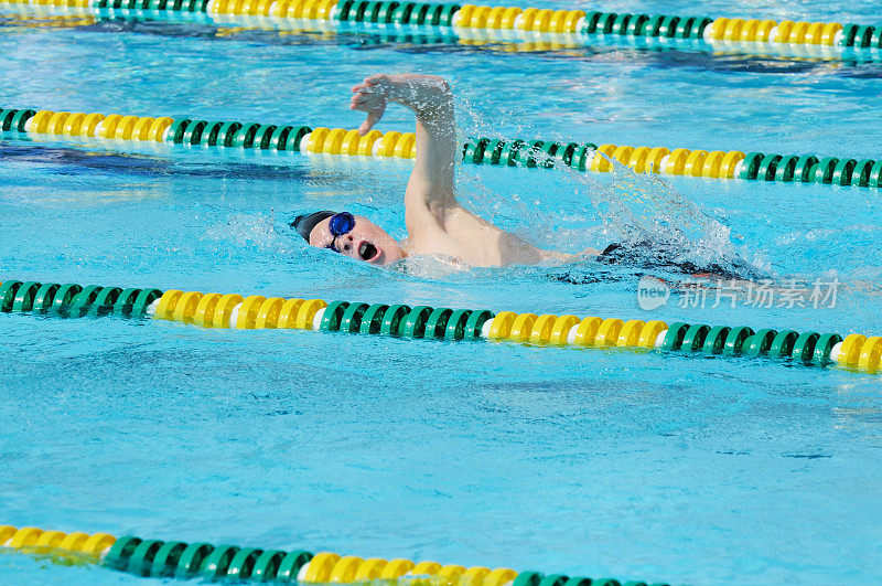 小男孩男子运动员自由泳比赛