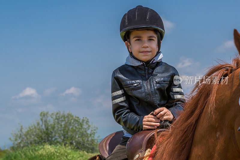 骑马的小男孩