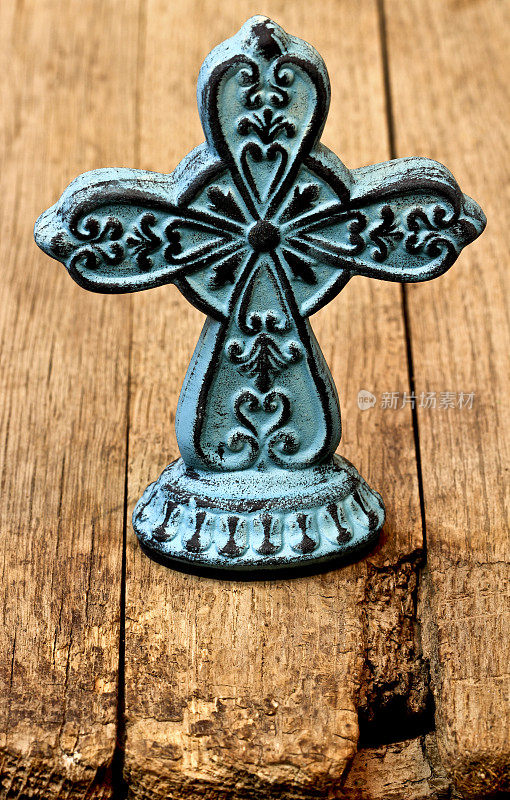 绿松石十字架放在一张古老的木桌上