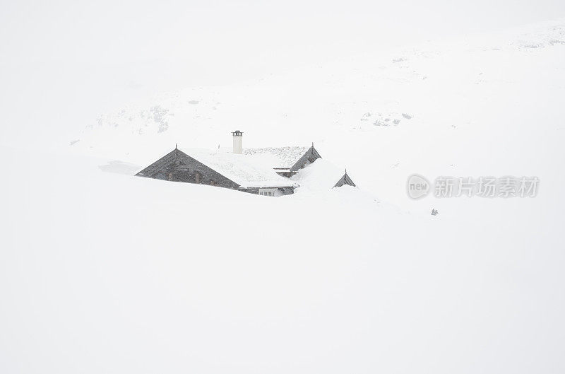 传统的挪威小木屋在暴风雪中