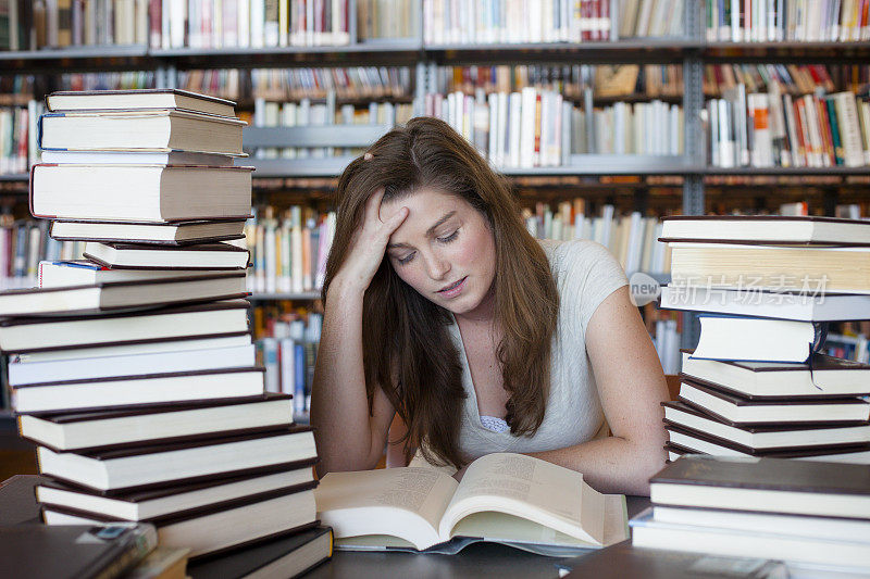 在图书馆学习的女人压力很大