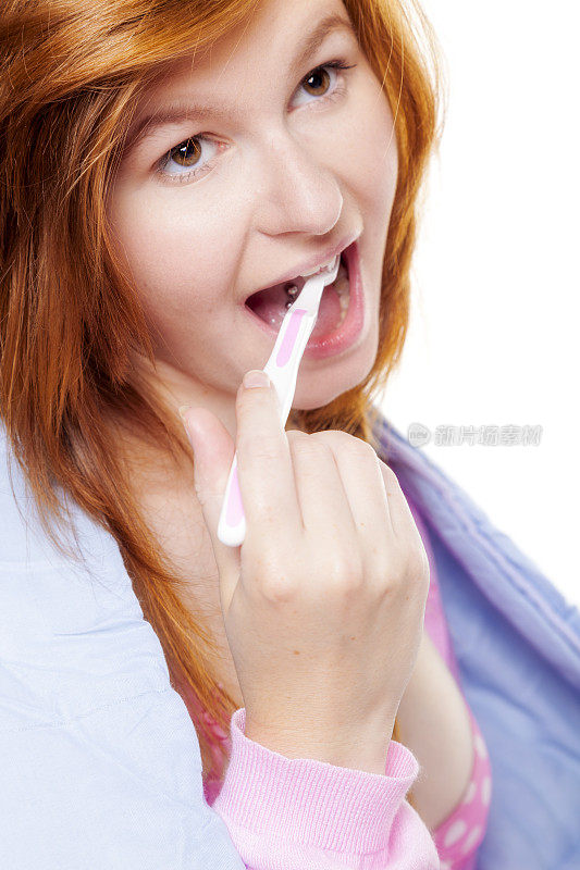 年轻女子正在刷牙
