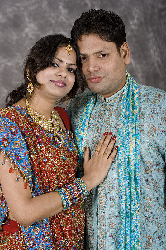 新婚的传统印度夫妇