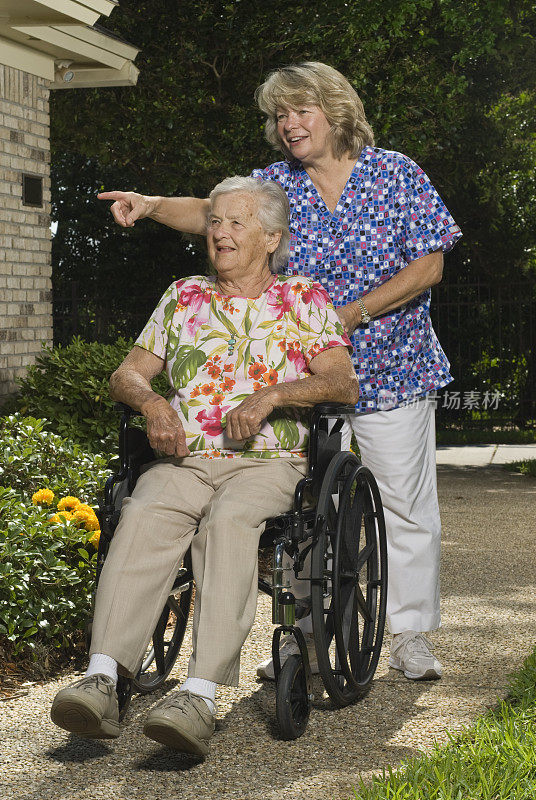 护士和轮椅老人