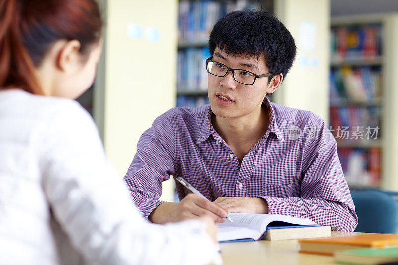 大学生们一起在图书馆学习