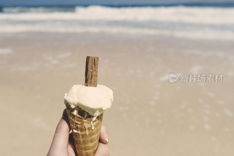 老式电影《海滩上的冰淇淋