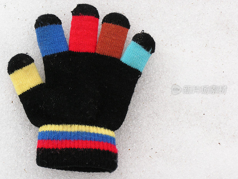 手套在雪地里失而复得