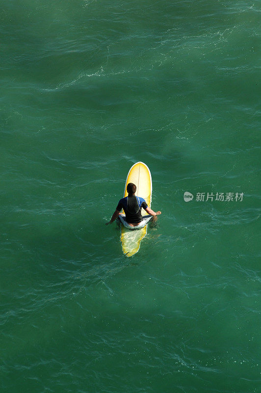 等待海浪