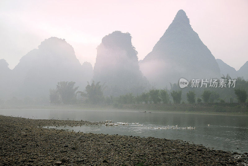 阳朔黎明时漓江