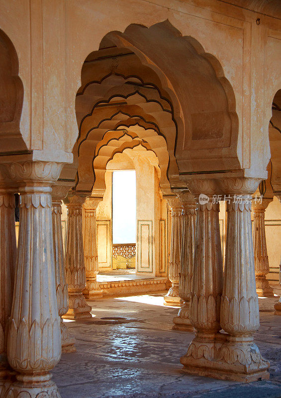 旧柱子与光线透过窗户。