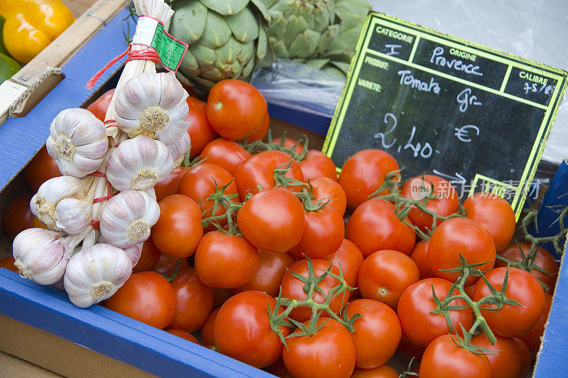 市场上的西红柿和大蒜