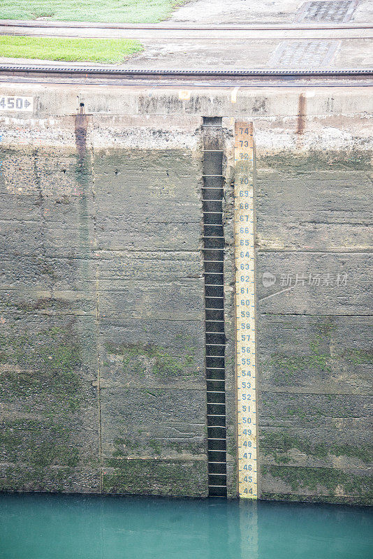 巴拿马运河船闸内水位测量