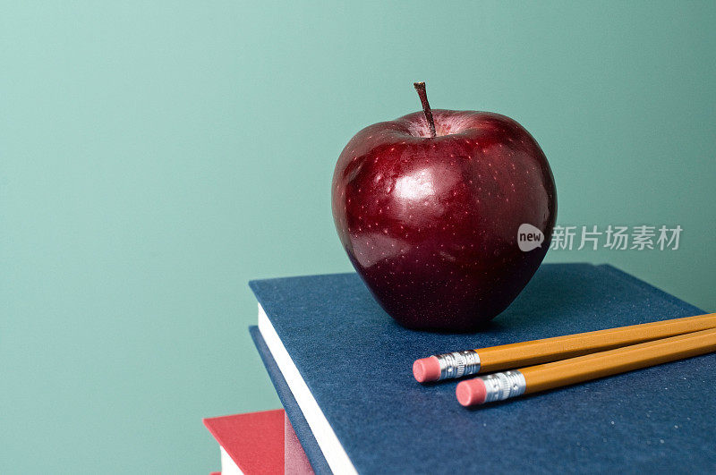 《学校课本》和《红苹果》