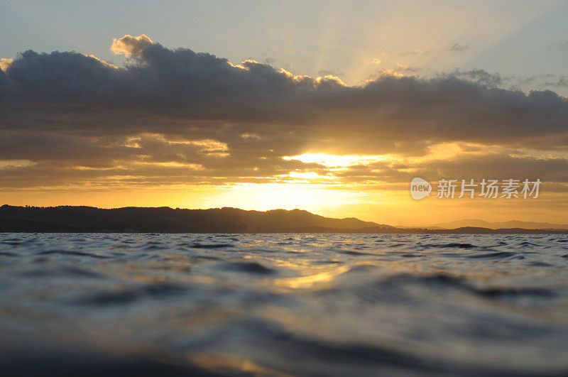 太阳落水