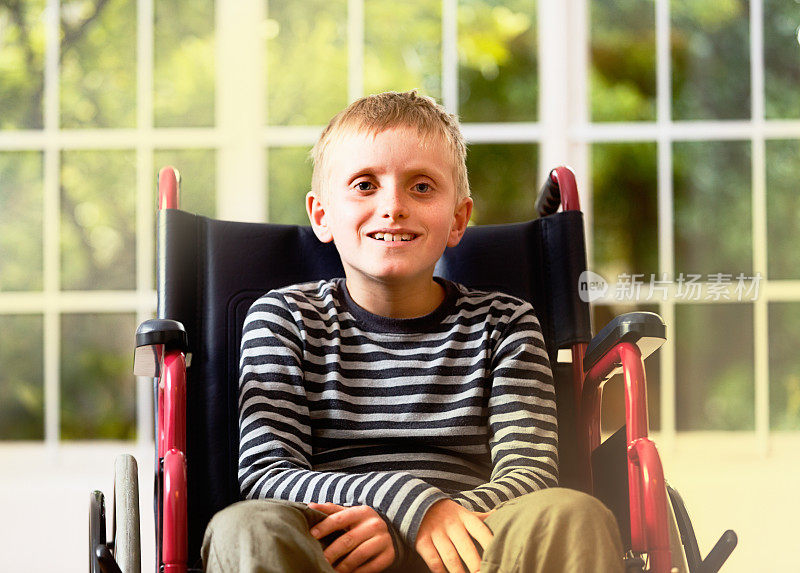 轮椅上的男孩得到了好消息:也许康复是可能的?