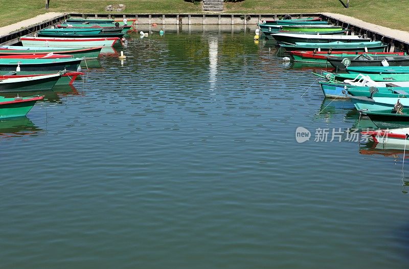 港口在村庄的圣角湖，法国