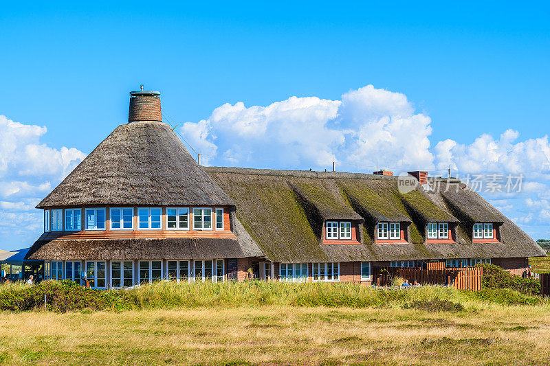 德国Sylt岛西海岸Kampen村典型的茅草屋顶的宾馆和餐厅