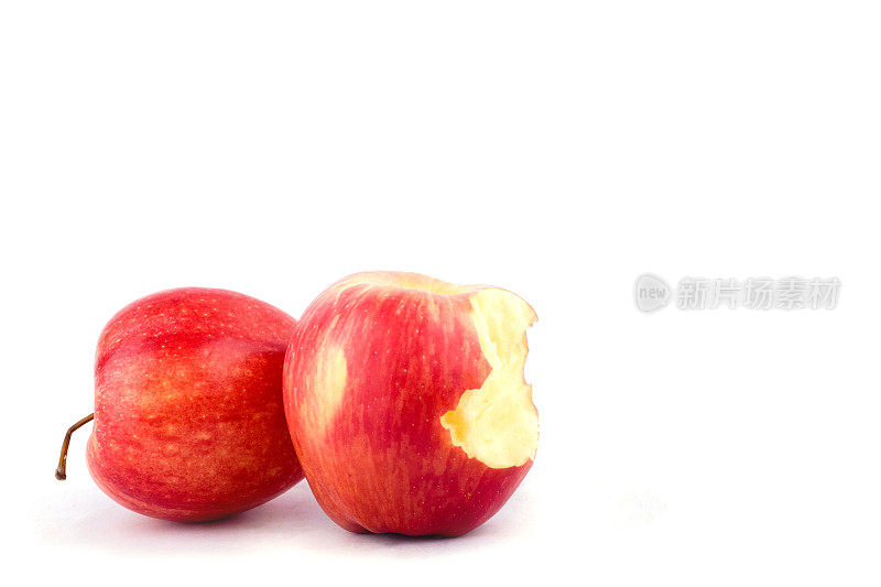 红苹果与缺失一口白色背景的健康苹果水果食品隔离