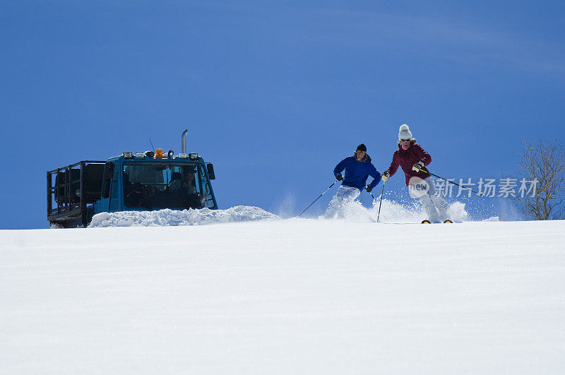 科罗拉多山区的雪地车滑雪者