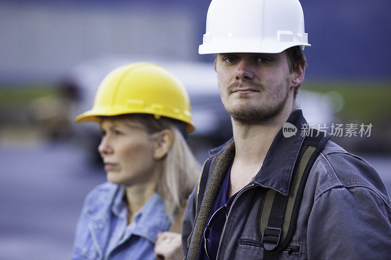 严肃的男女建筑工人。