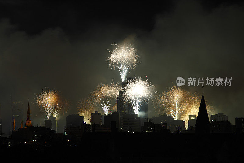 城市天际线与新年烟花