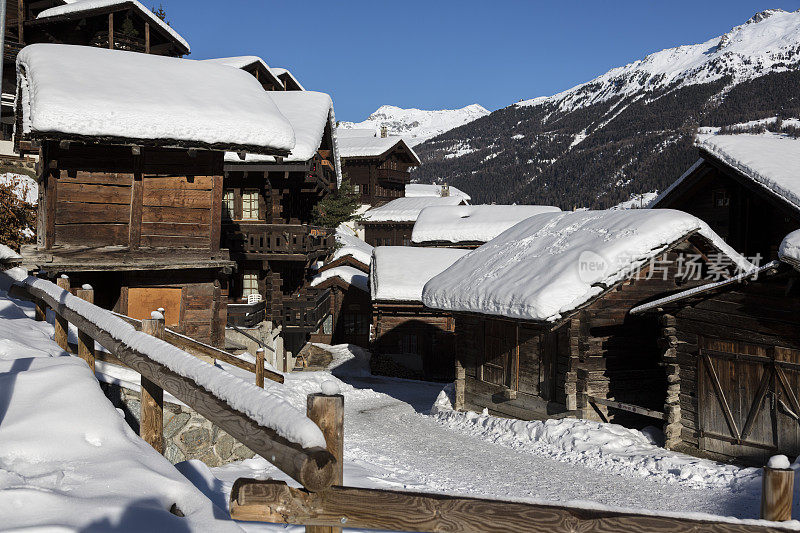 雪覆盖的瑞士高山小屋和村庄