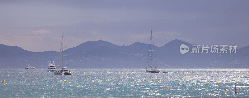 戛纳湾阳光阴霾全景图