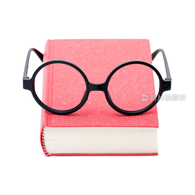 书和眼镜被孤立在白色的背景上