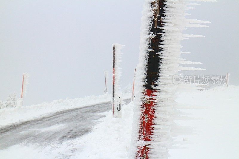 冬季街道有雪杖