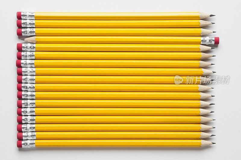 一根黄铅笔从后往前排在一起