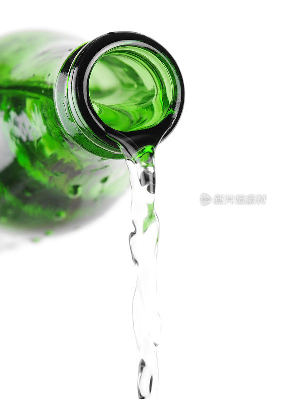 绿色瓶子里的水溢出来了