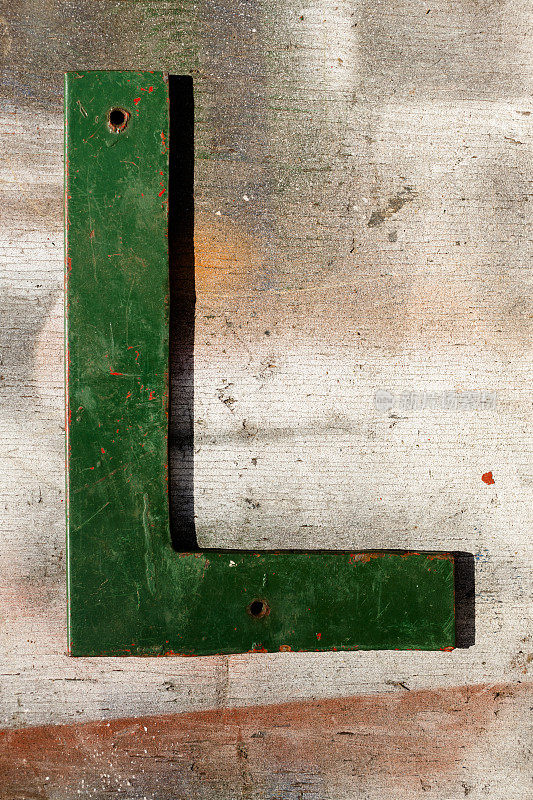 标志:木制垃圾板上的大写字母“L”。