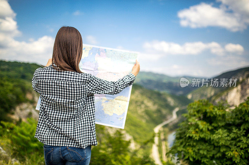 女人与地图