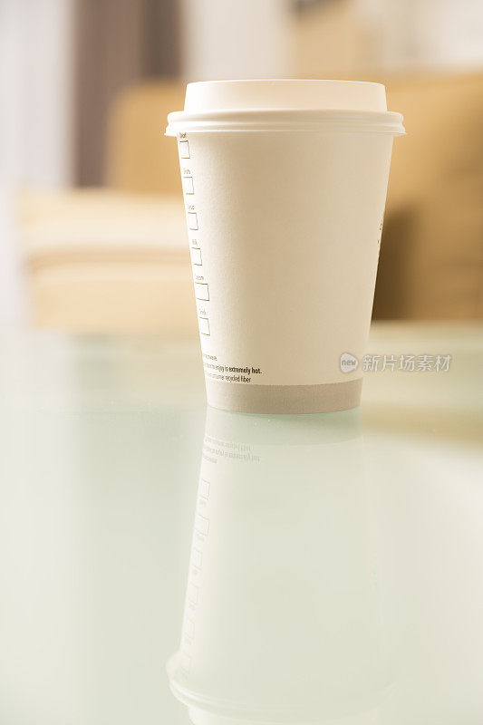 饮料:咖啡用一次性杯子放在玻璃桌上。咖啡馆,办公室。