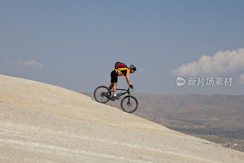 土耳其卡帕多西亚凝灰岩骑自行车