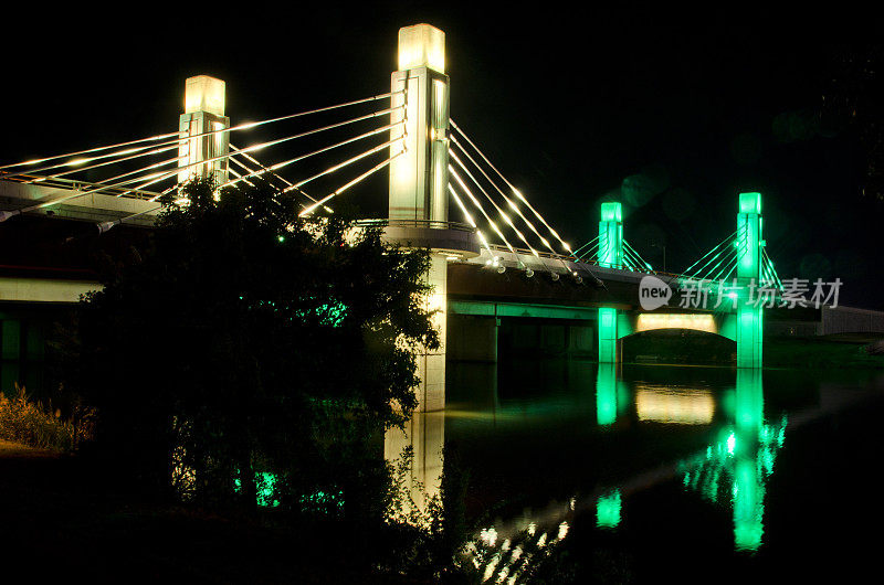 夜间拍摄的行人桥到麦克莱恩体育场在贝勒