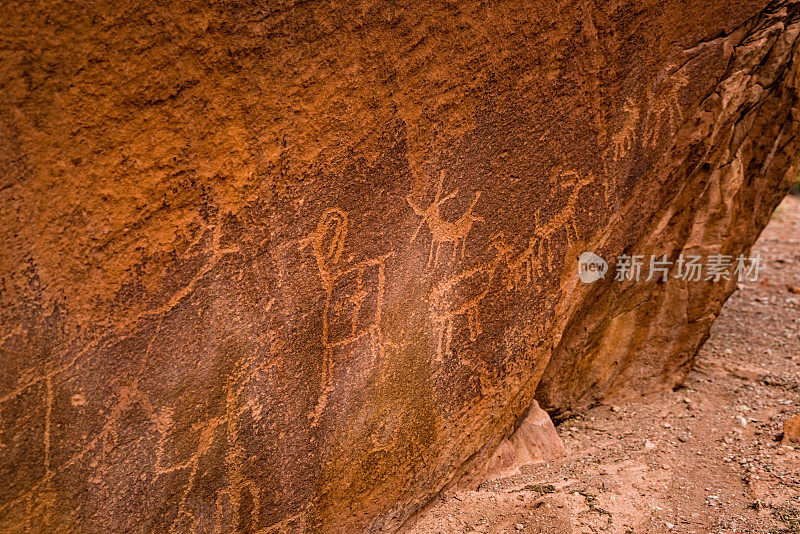 沙漠峡谷的古代岩画