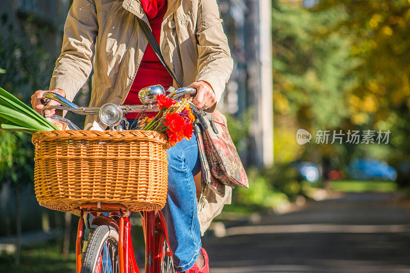 常州妇女肖像与自行车户外