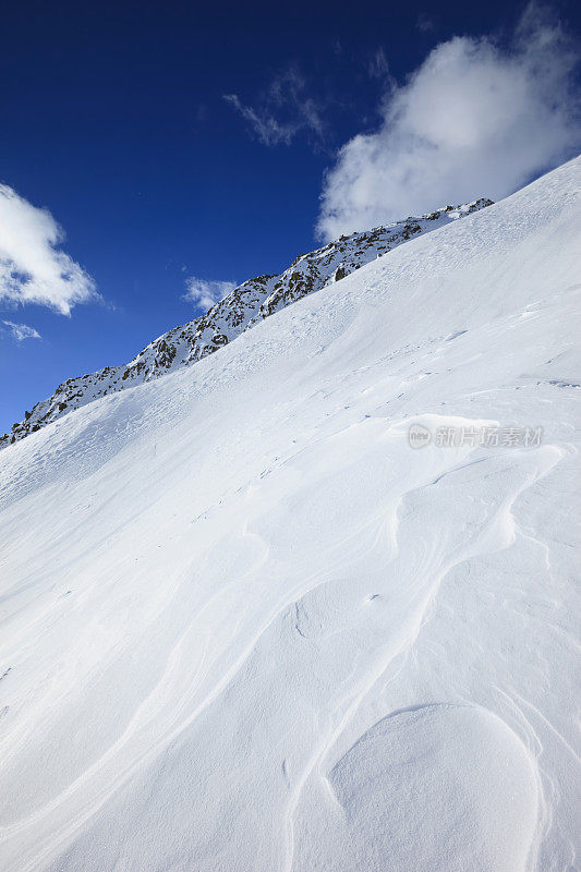 美丽的雪道滑雪斜坡高山冬季景观