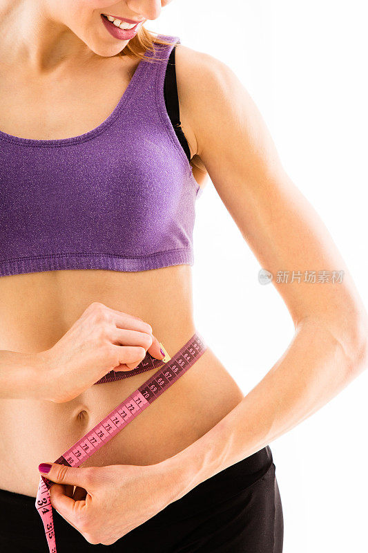 健身女性测量腰围