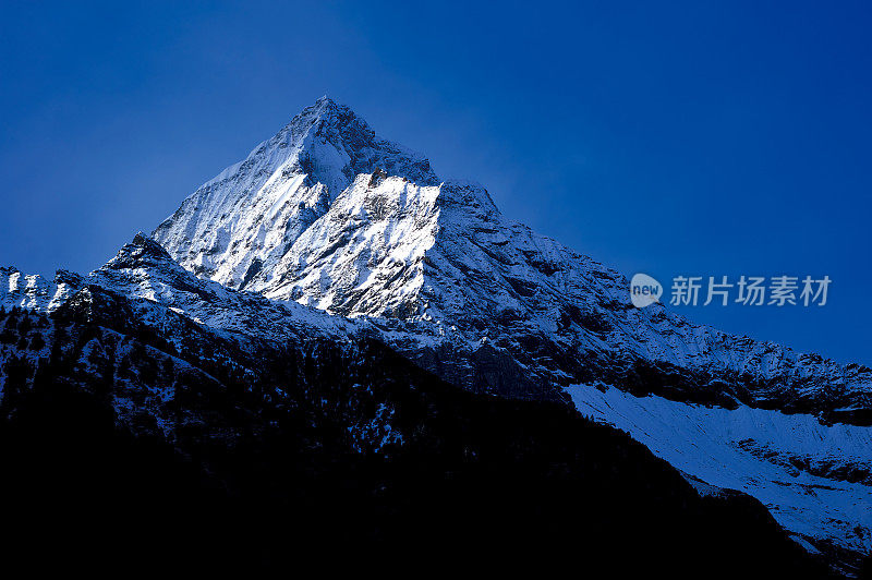 雪山上流下来