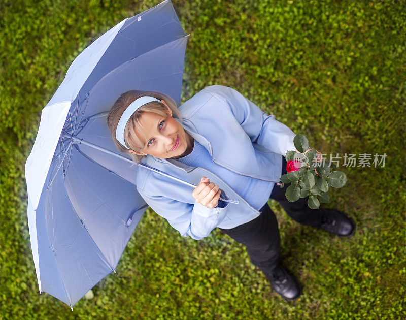 在雨中等待