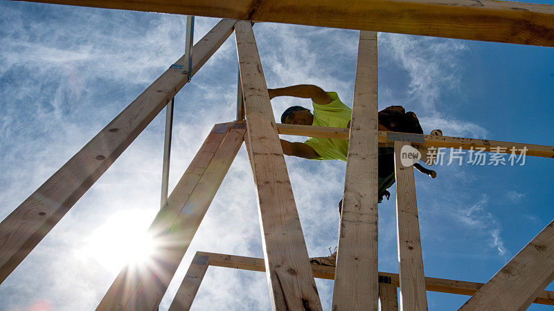 建筑工人正在搭建建筑