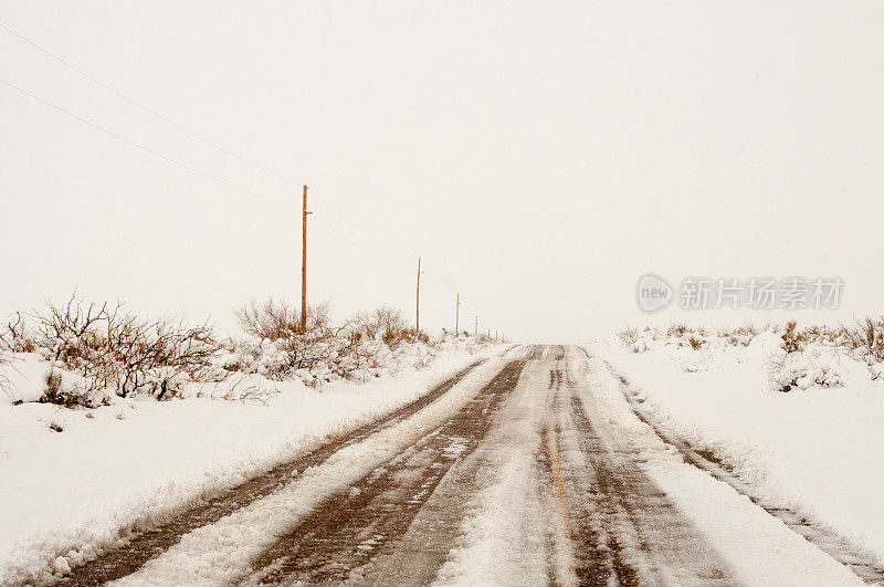 新墨西哥州拉斯克鲁塞斯附近的冰雪乡村公路