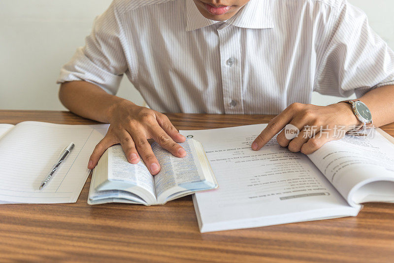 每一个学生都被鼓励读书和自学