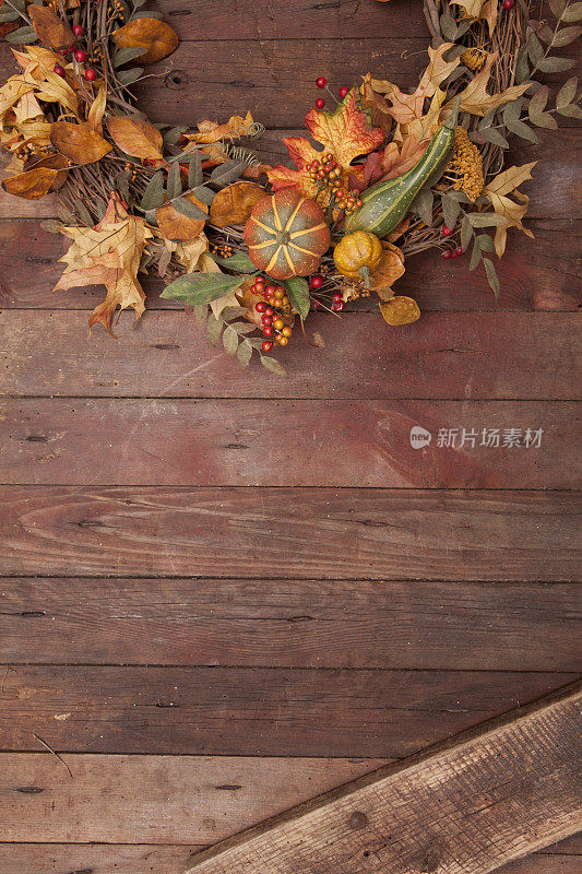 旧谷仓门上的秋天花环