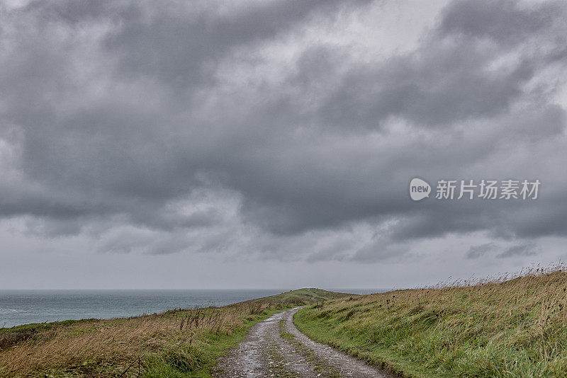 多云的秋天岬海岸步道，纽基，康沃尔