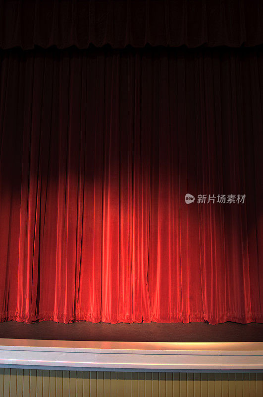 红色舞台幕布和聚光灯