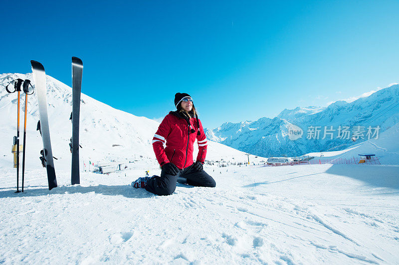 滑雪度假的女子滑雪者